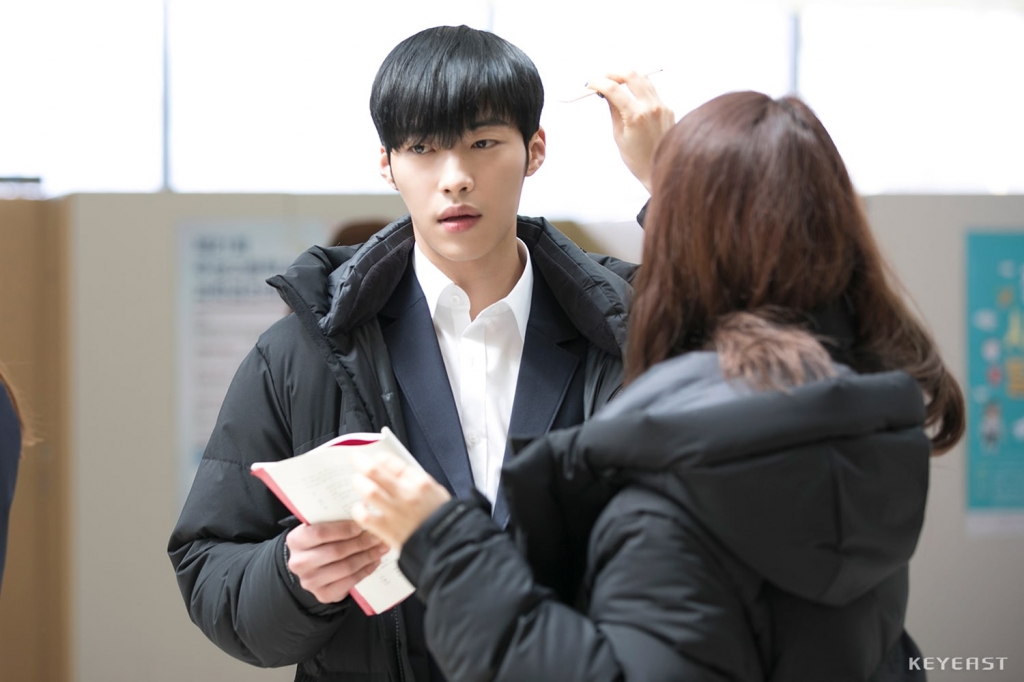 tro choi tinh yeu woo do hwan dep trai den tung centimet trong bo dong phuc hoc sinh