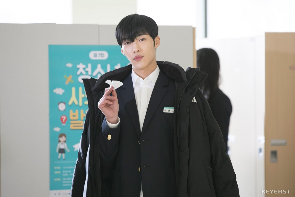 tro choi tinh yeu woo do hwan dep trai den tung centimet trong bo dong phuc hoc sinh