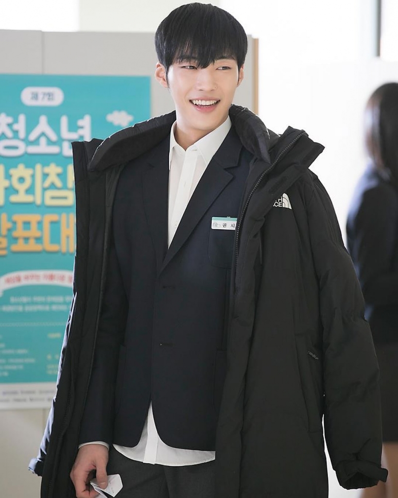 tro choi tinh yeu woo do hwan dep trai den tung centimet trong bo dong phuc hoc sinh