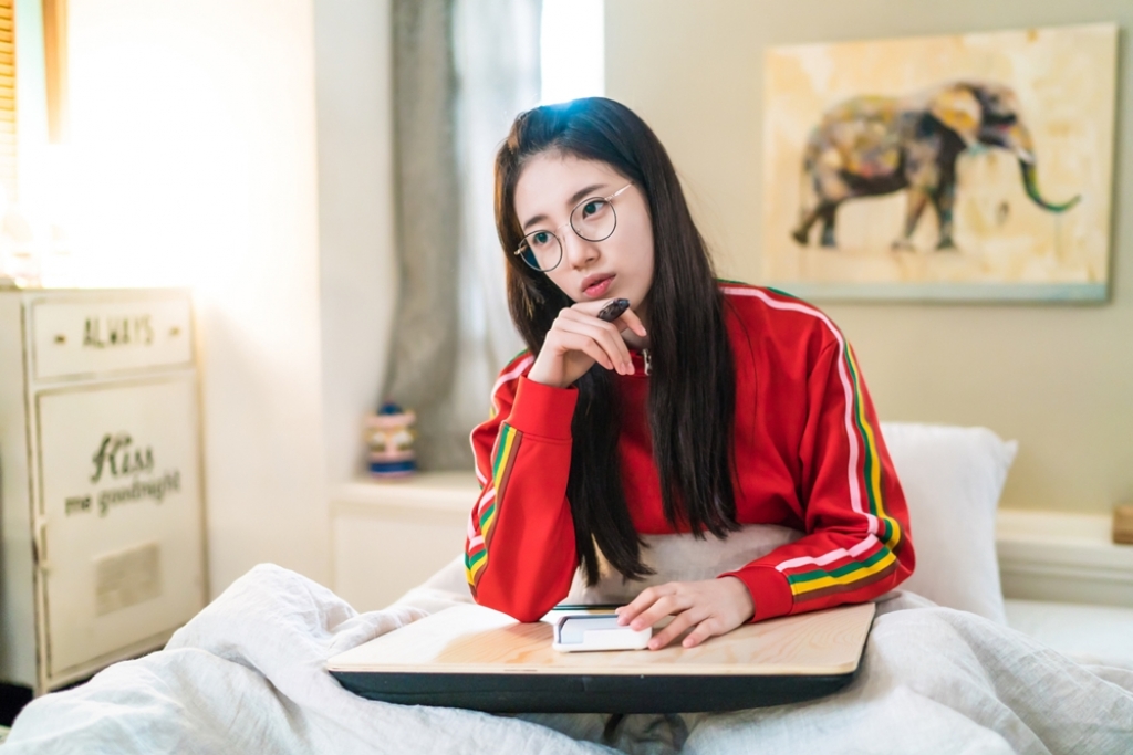 suzy dang yeu trong hinh anh moi nhat cua while you were sleeping