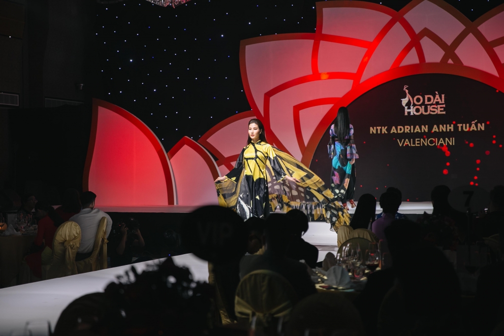 diem my 9x khoe ve dep vuong gia day quyen uy tai dem be mac le hoi ao dai