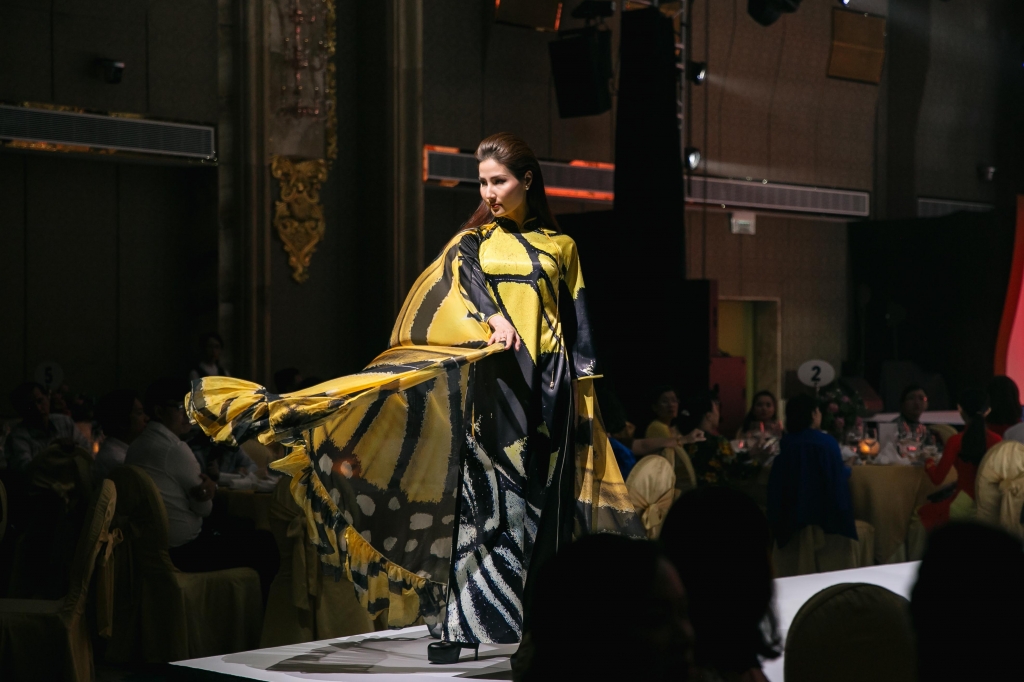 diem my 9x khoe ve dep vuong gia day quyen uy tai dem be mac le hoi ao dai