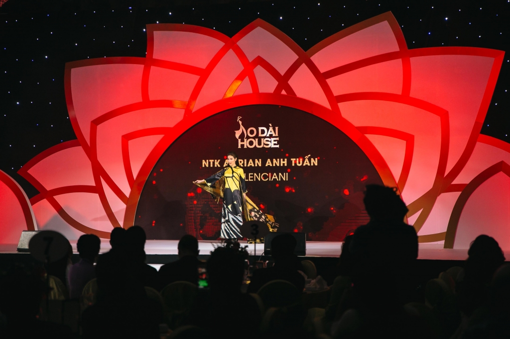 diem my 9x khoe ve dep vuong gia day quyen uy tai dem be mac le hoi ao dai