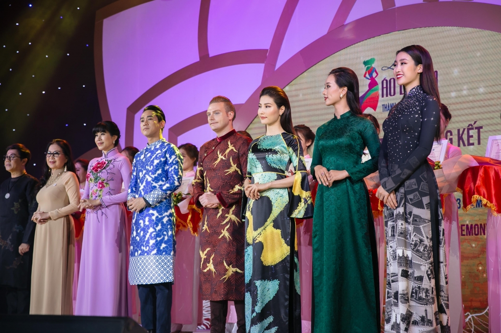 diem my 9x khoe ve dep vuong gia day quyen uy tai dem be mac le hoi ao dai