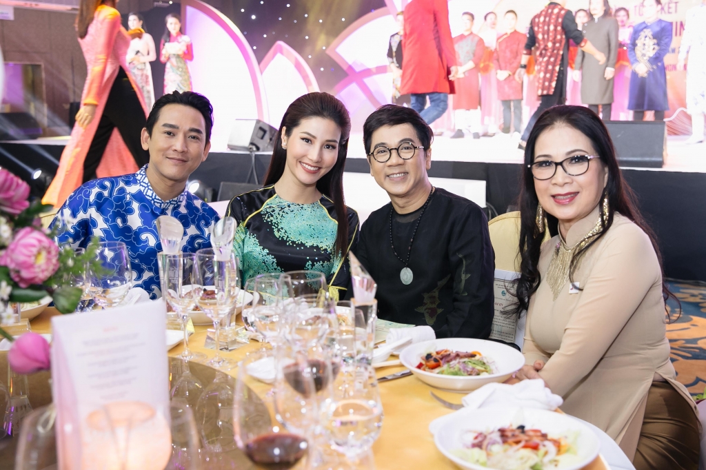 diem my 9x khoe ve dep vuong gia day quyen uy tai dem be mac le hoi ao dai