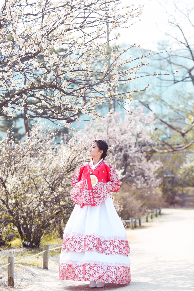 hoang yen chibi khoe ve dep trong veo giua tiet troi han quoc