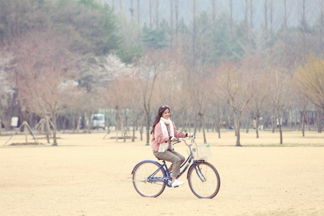 hoang yen chibi khoe ve dep trong veo giua tiet troi han quoc