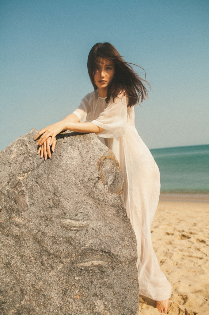 diem my dien vay xuyen thau khoe ve dep mo mang giua bien cat da nang