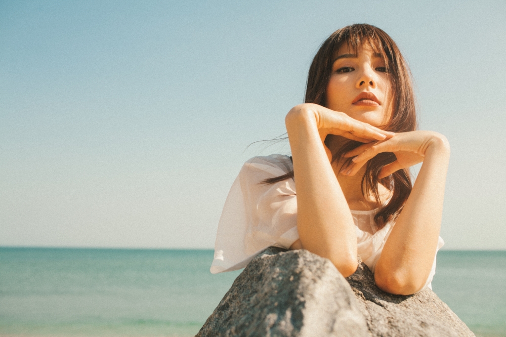 diem my dien vay xuyen thau khoe ve dep mo mang giua bien cat da nang