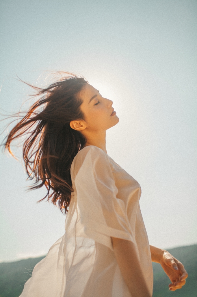 diem my dien vay xuyen thau khoe ve dep mo mang giua bien cat da nang