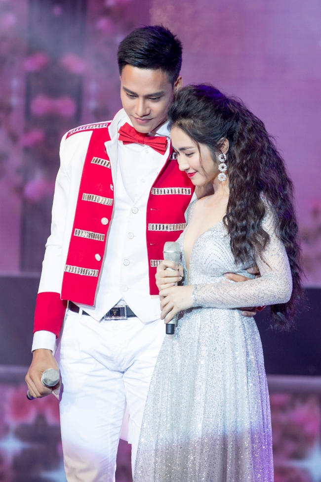 duc phuc lam dam cuoi voi jang mi ngay tren san khau