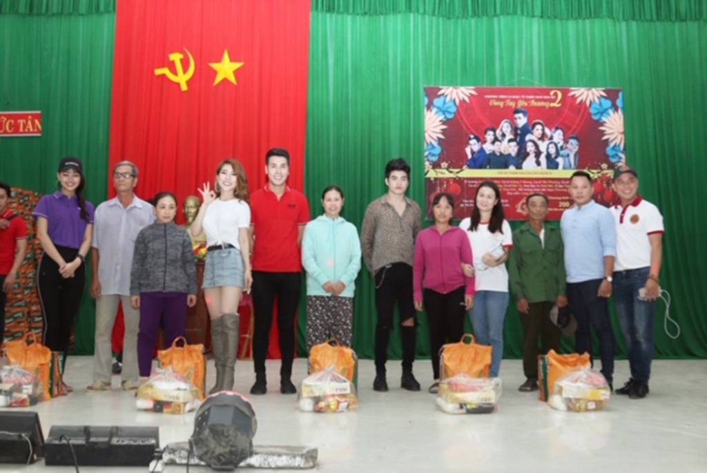 dong dao nghe sy cung hoang phi kha den binh thuan lam tu thien