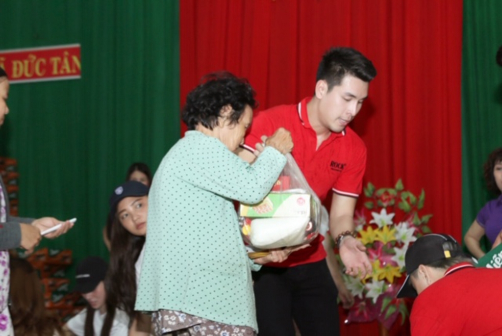 dong dao nghe sy cung hoang phi kha den binh thuan lam tu thien