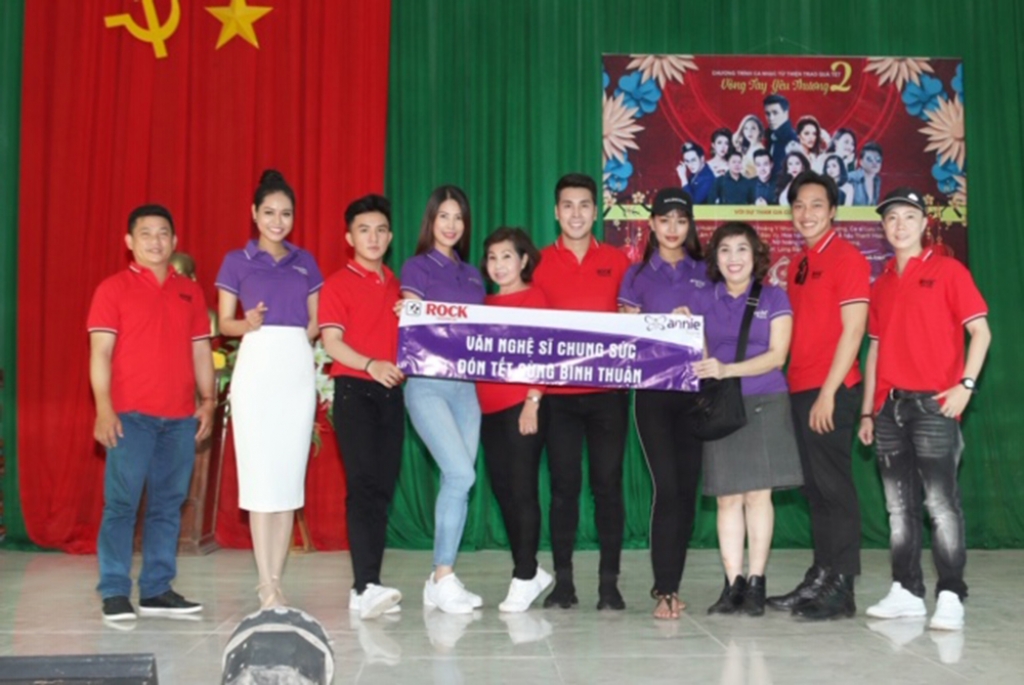 dong dao nghe sy cung hoang phi kha den binh thuan lam tu thien