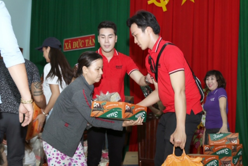 dong dao nghe sy cung hoang phi kha den binh thuan lam tu thien