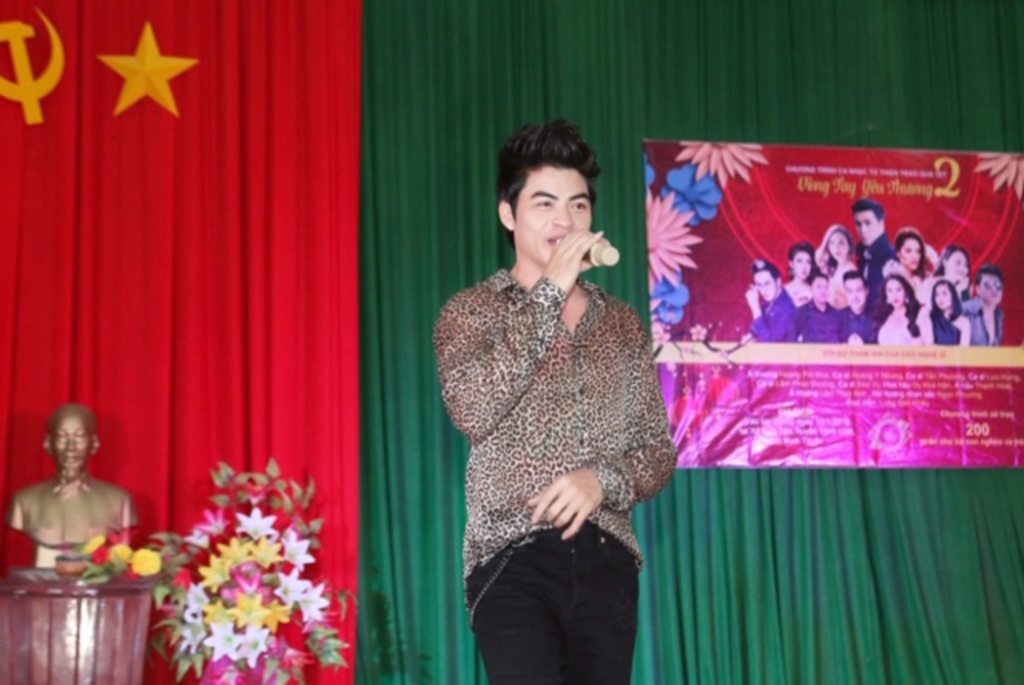 dong dao nghe sy cung hoang phi kha den binh thuan lam tu thien