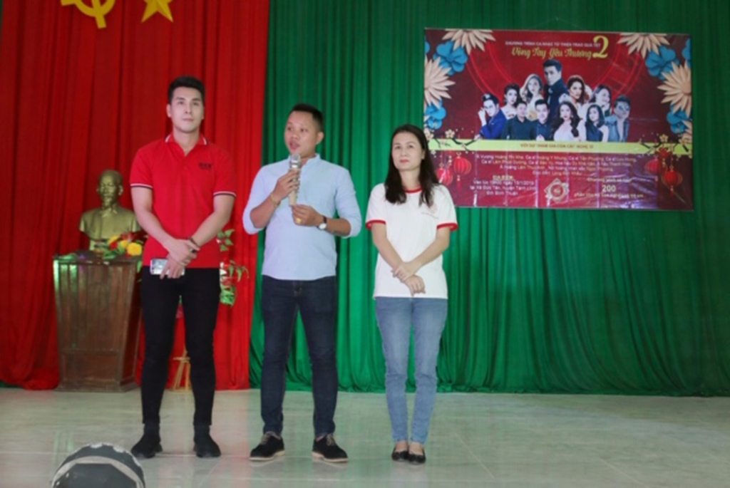 dong dao nghe sy cung hoang phi kha den binh thuan lam tu thien