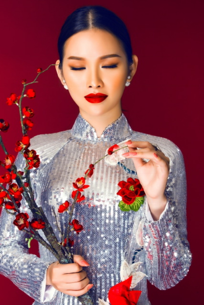 a hau thanh trang kieu ky trong ta ao dai cach tan
