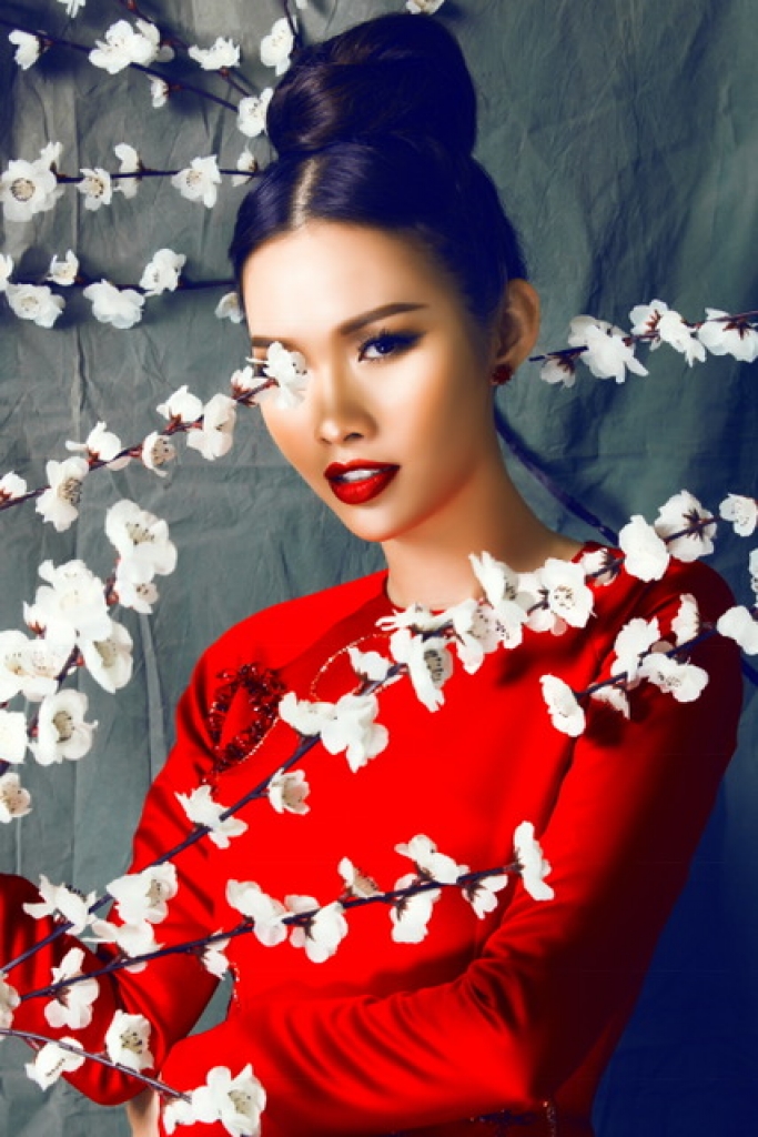 a hau thanh trang kieu ky trong ta ao dai cach tan