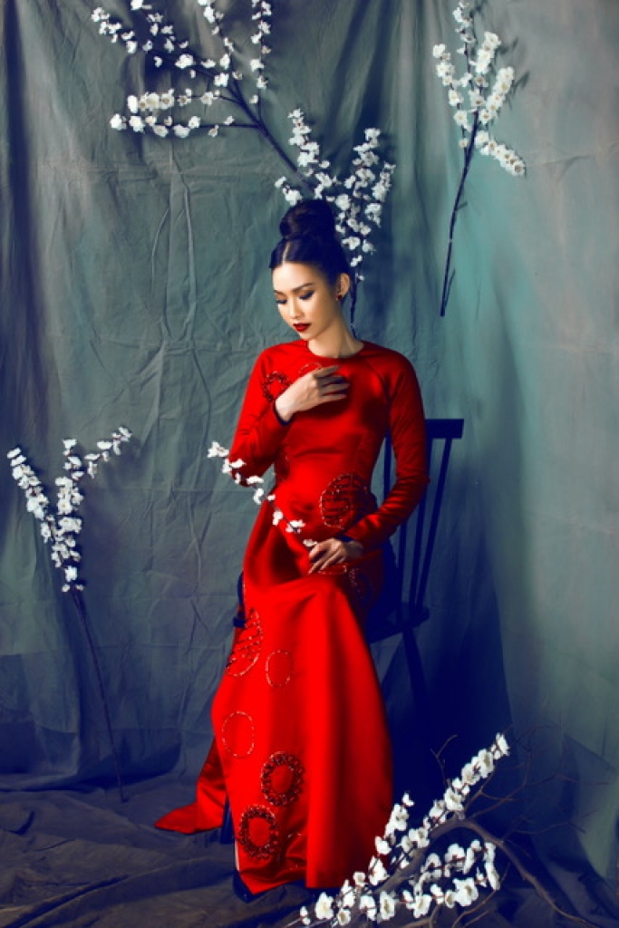 a hau thanh trang kieu ky trong ta ao dai cach tan