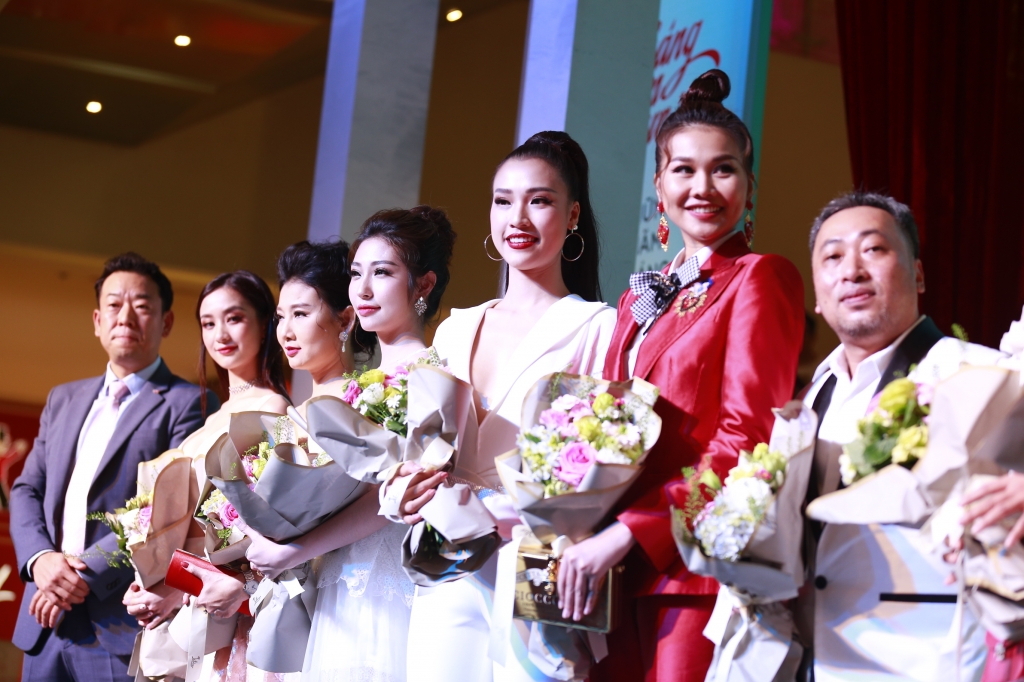 hai the he nu quai ngua hoang hoi ngo day cam xuc trong buoi ra mat thang nam ruc ro