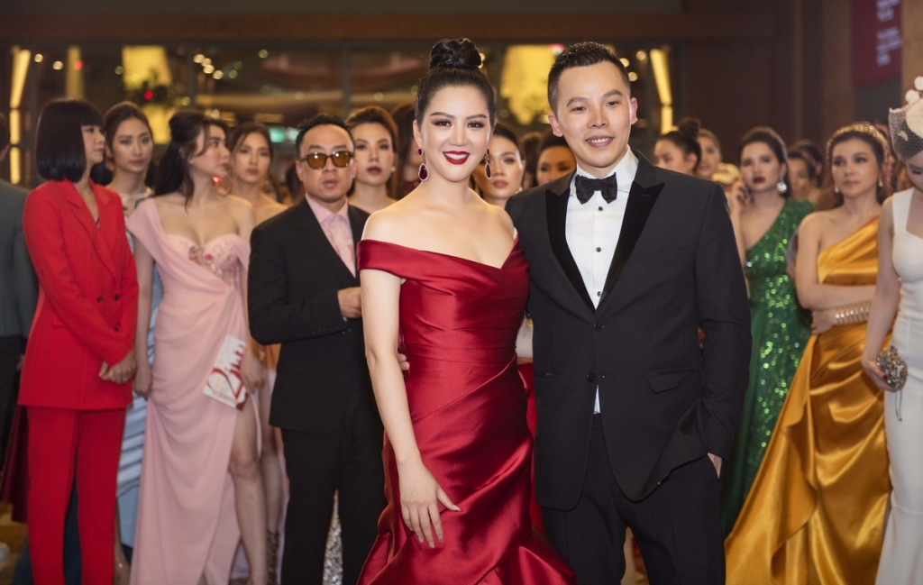 hai hoa hau dinh hien anh ha kieu anh cung duoc giai nu hoang dem tiec