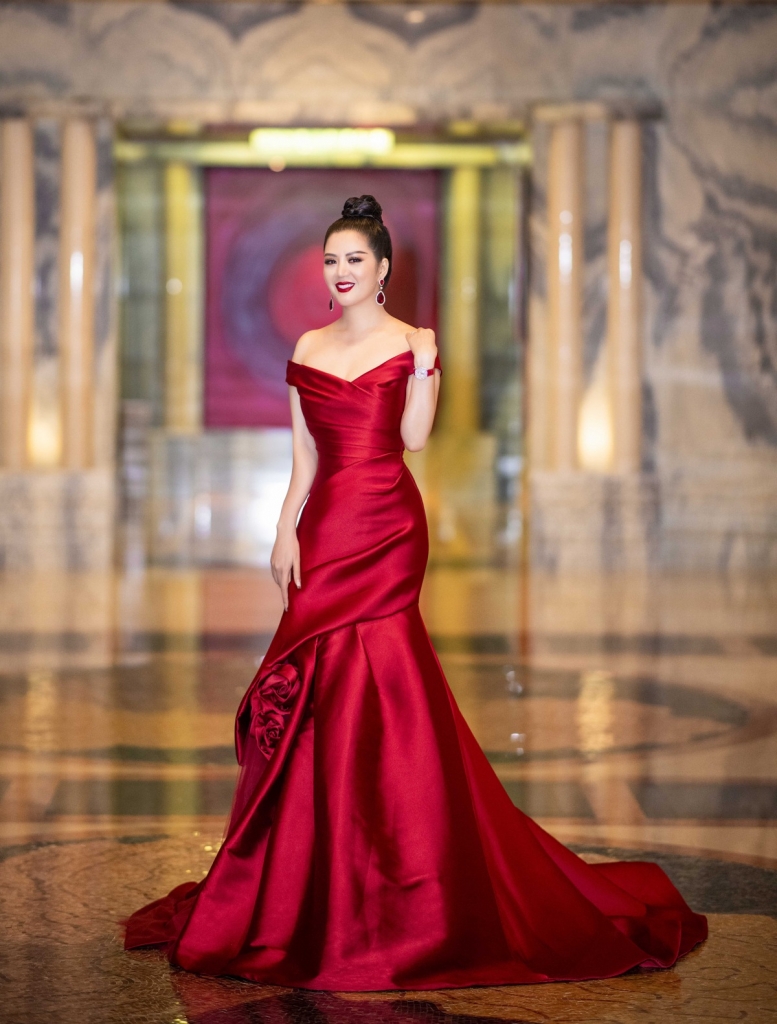 hai hoa hau dinh hien anh ha kieu anh cung duoc giai nu hoang dem tiec