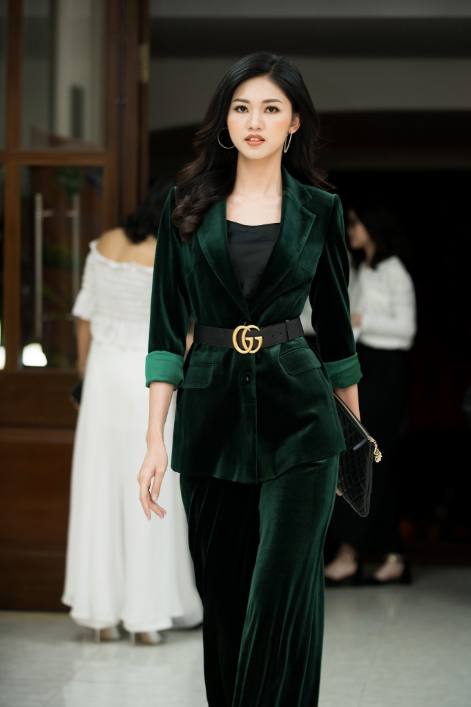 khong ao vay lua la a hau thanh tu van cuon hut voi vest nhung