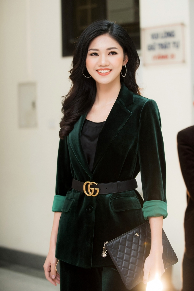 khong ao vay lua la a hau thanh tu van cuon hut voi vest nhung