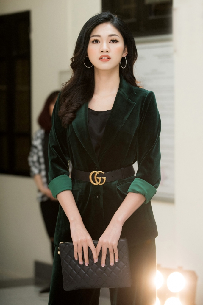 khong ao vay lua la a hau thanh tu van cuon hut voi vest nhung