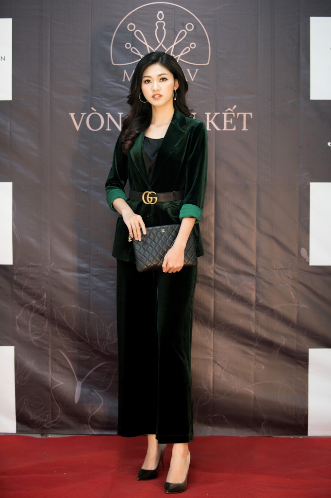 khong ao vay lua la a hau thanh tu van cuon hut voi vest nhung