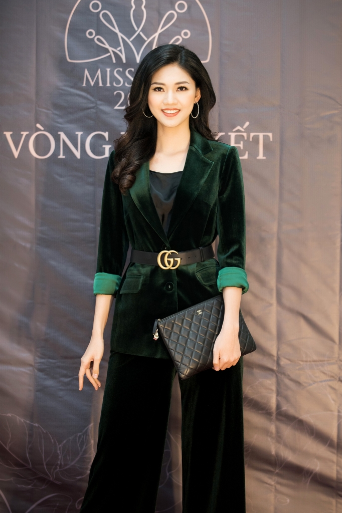 khong ao vay lua la a hau thanh tu van cuon hut voi vest nhung