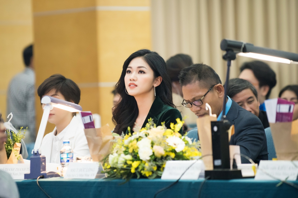 khong ao vay lua la a hau thanh tu van cuon hut voi vest nhung