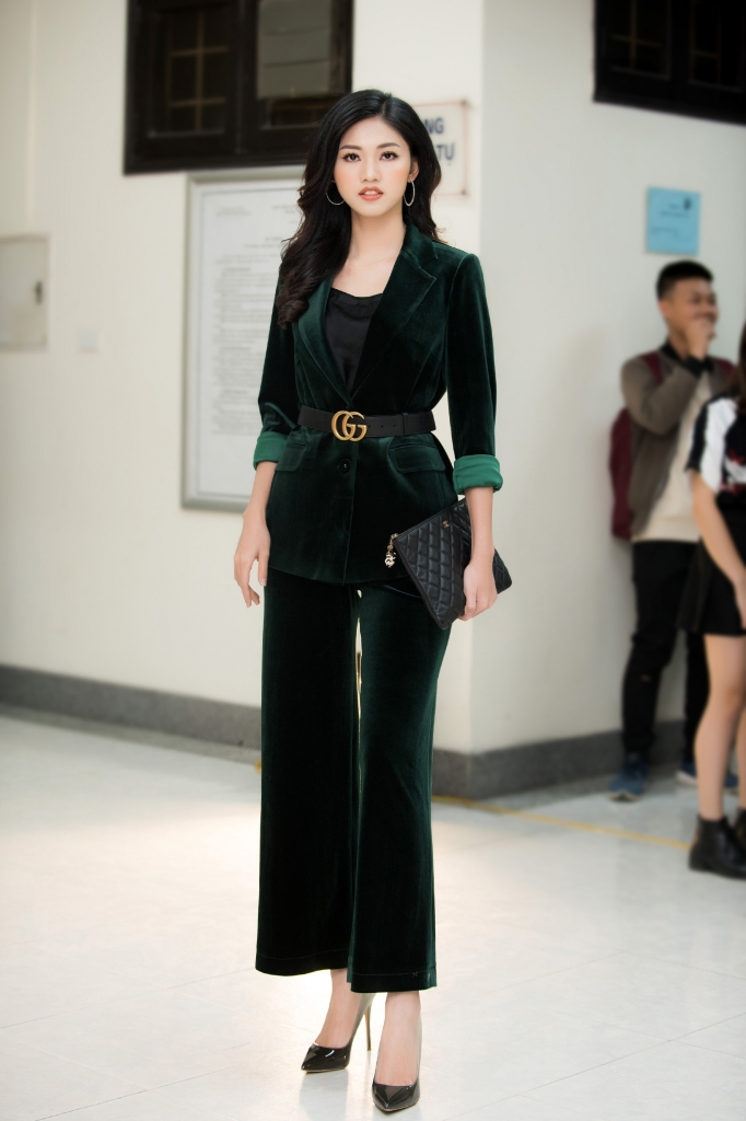 khong ao vay lua la a hau thanh tu van cuon hut voi vest nhung