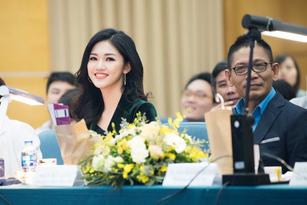 khong ao vay lua la a hau thanh tu van cuon hut voi vest nhung