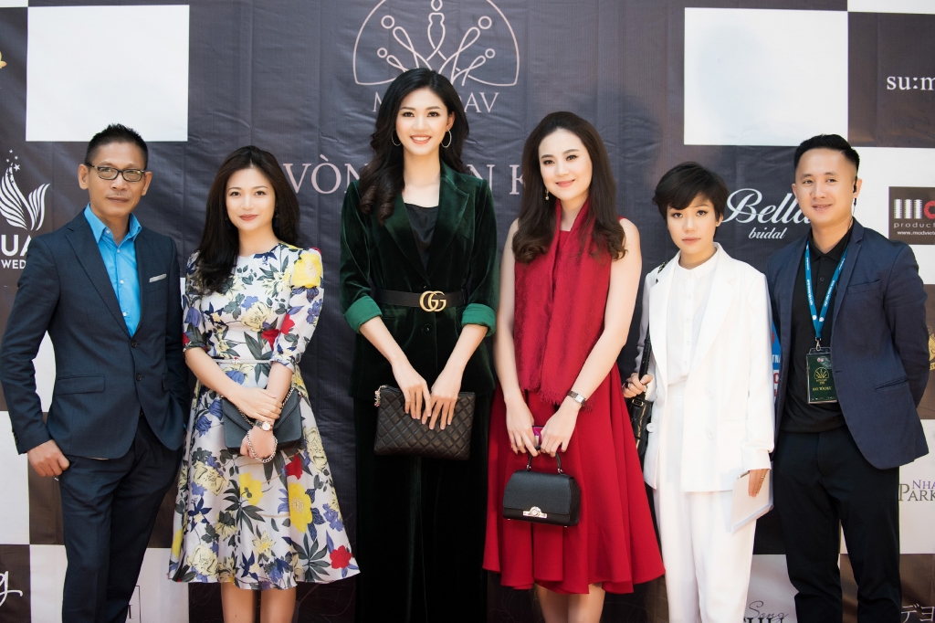 khong ao vay lua la a hau thanh tu van cuon hut voi vest nhung