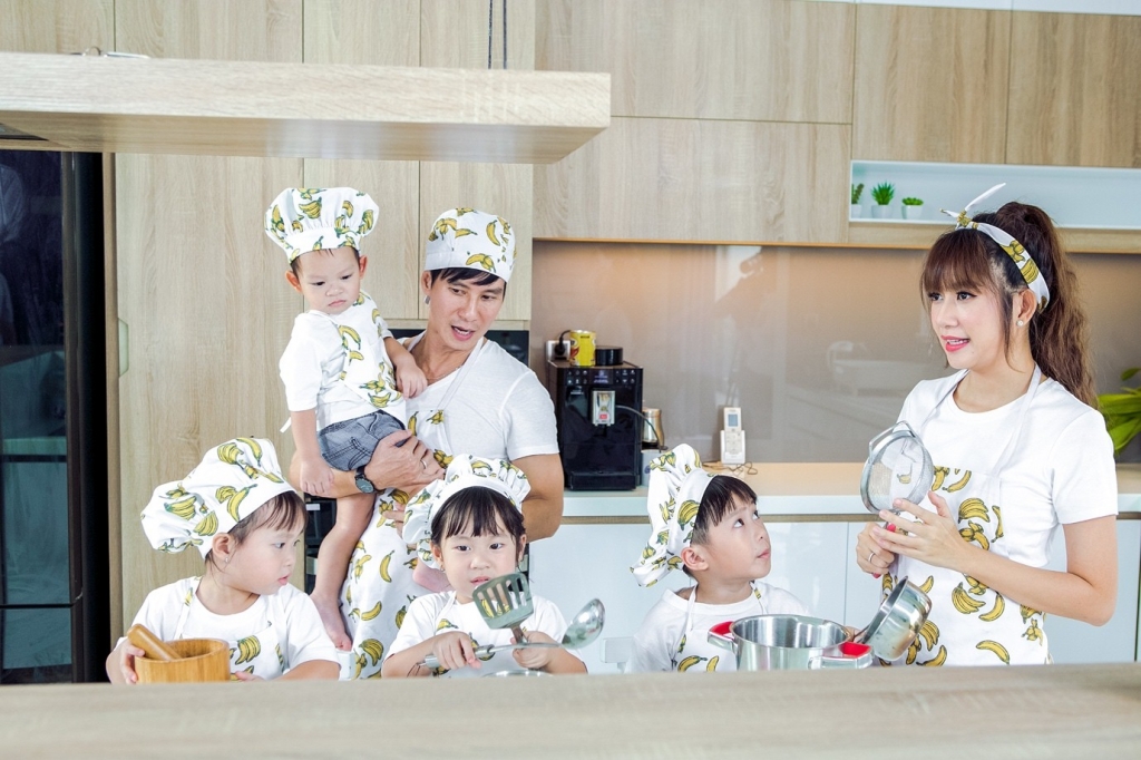 bon nhoc ti de thuong nha ly hai cung gop giong trong mv nhac phim