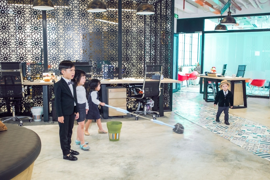 bon nhoc ti de thuong nha ly hai cung gop giong trong mv nhac phim