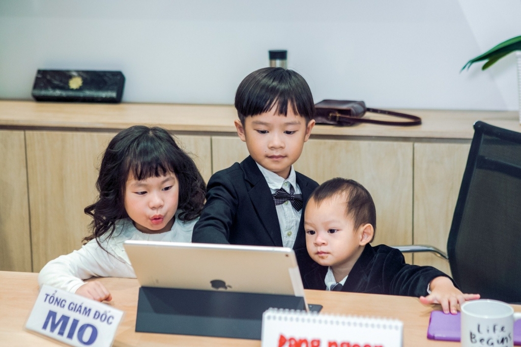 bon nhoc ti de thuong nha ly hai cung gop giong trong mv nhac phim