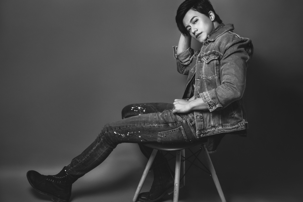 bat ngo voi hinh anh moi cua dien vien thay giao mua mai tai phen