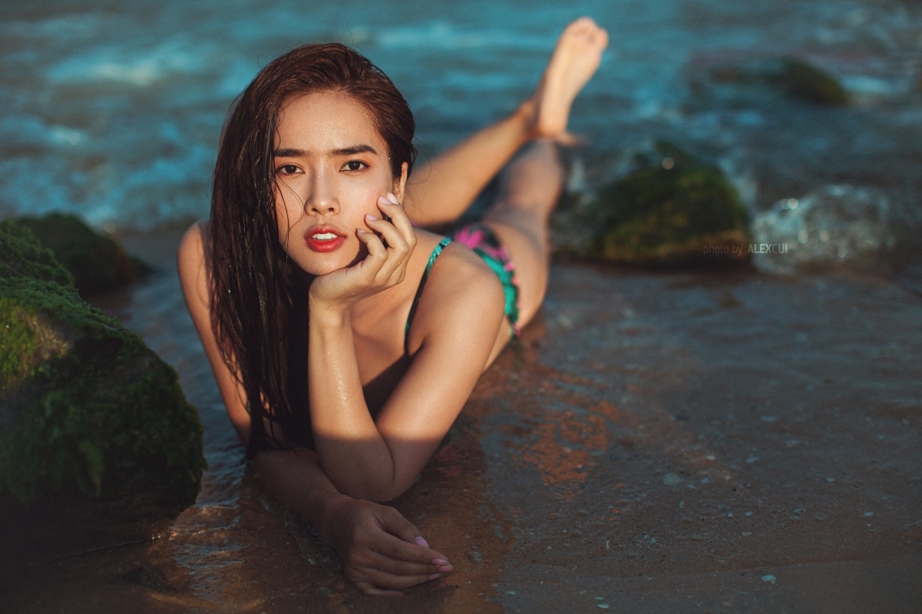 a hau bella mai boc lua trong bo bikini