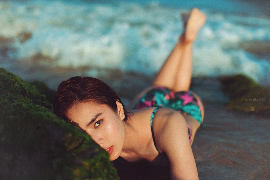 a hau bella mai boc lua trong bo bikini