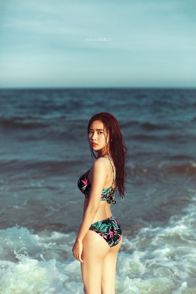 a hau bella mai boc lua trong bo bikini