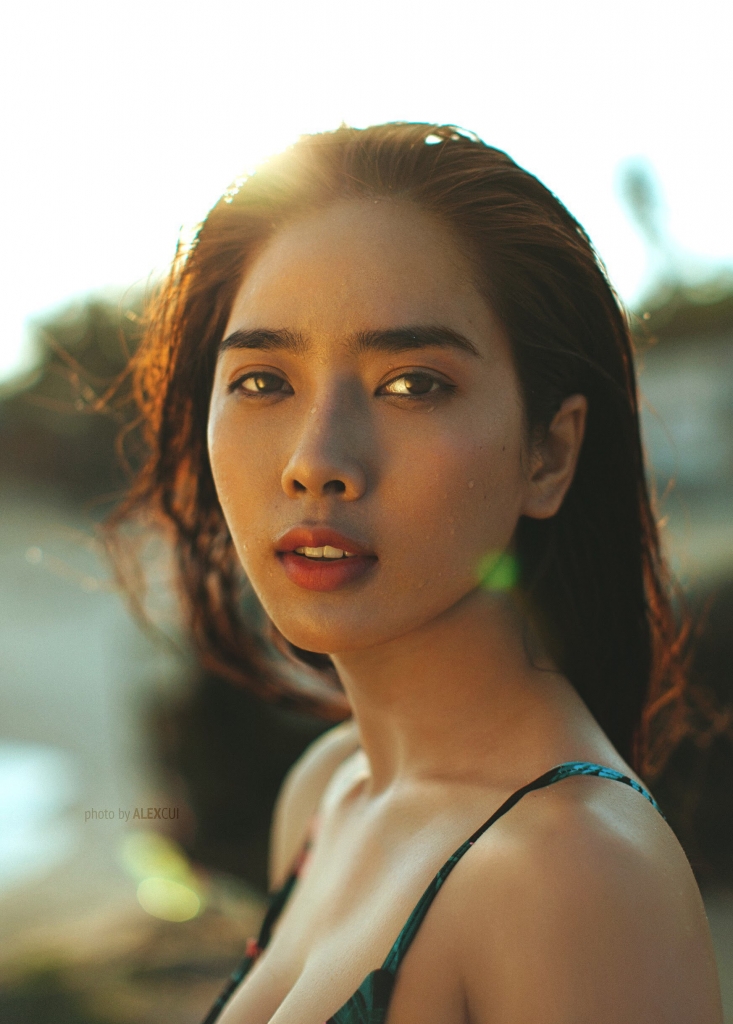 a hau bella mai boc lua trong bo bikini