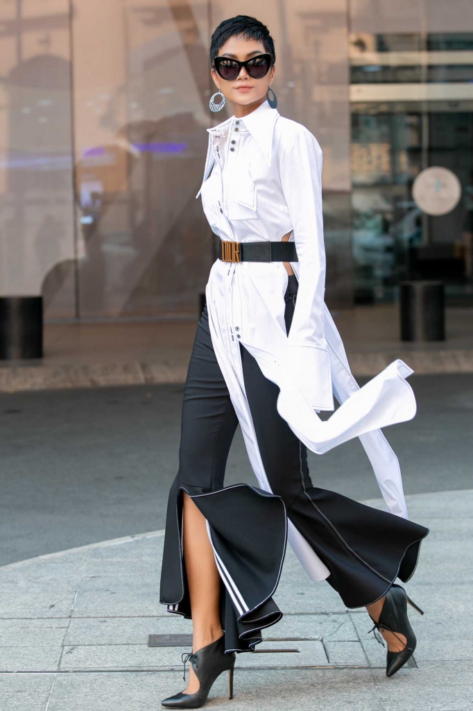 hoa hau hhen nie rang ro khoe dang giua pho voi trang phuc street style