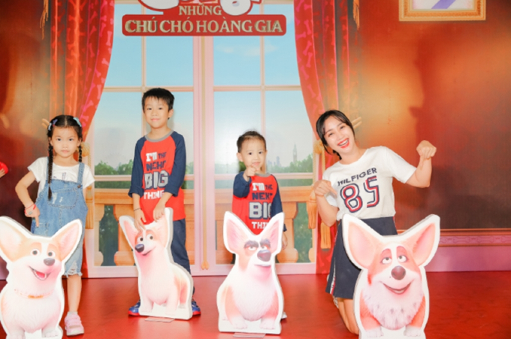 gia dinh nghe si viet hao hung trai nghiem cuoc song hoang gia cung nhung chu cun dang yeu corgi