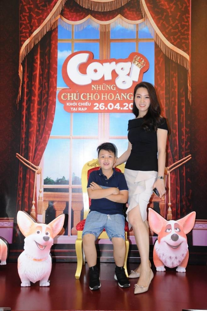 gia dinh nghe si viet hao hung trai nghiem cuoc song hoang gia cung nhung chu cun dang yeu corgi