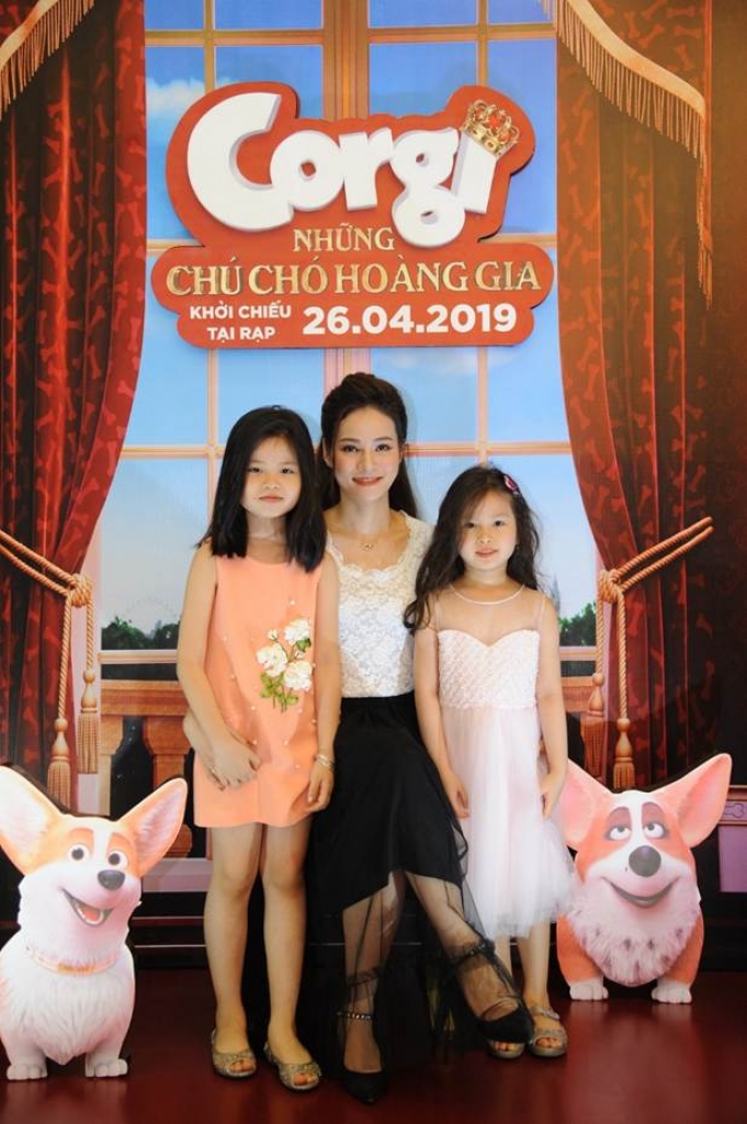 gia dinh nghe si viet hao hung trai nghiem cuoc song hoang gia cung nhung chu cun dang yeu corgi