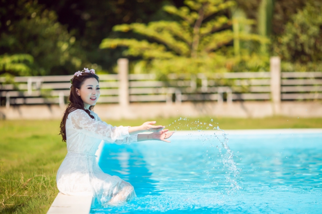 hoa hau nguyen kim nhung khoe ve dep tuoi tre ben ho boi