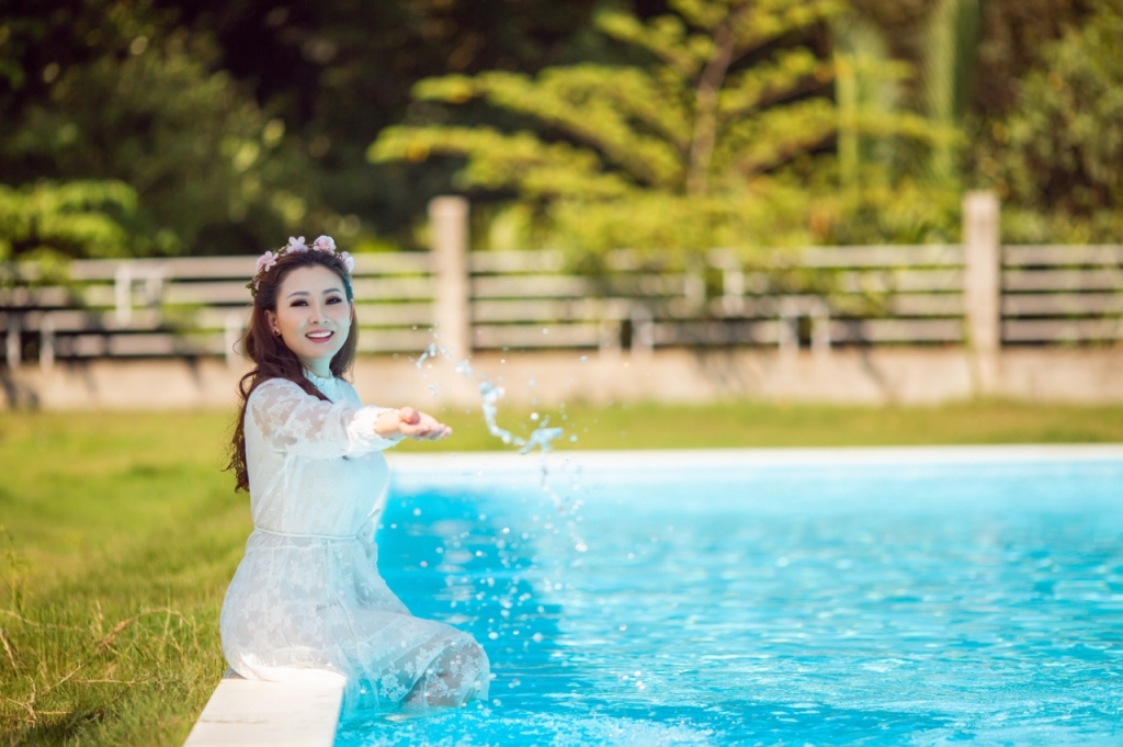 hoa hau nguyen kim nhung khoe ve dep tuoi tre ben ho boi